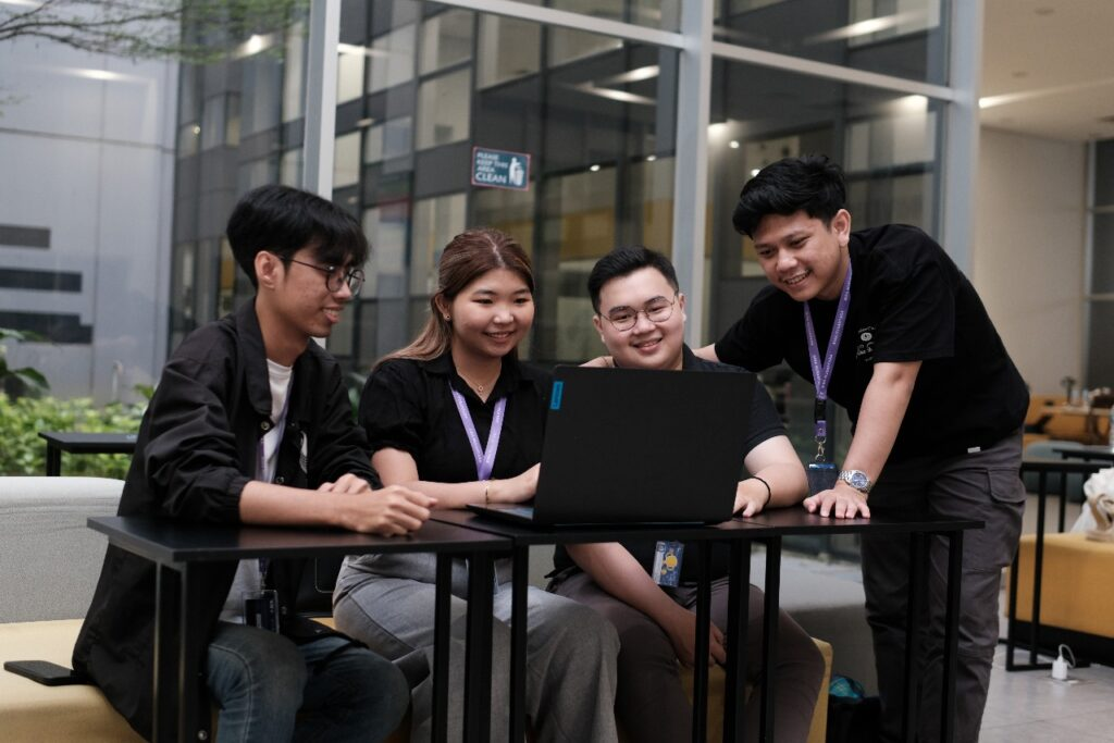 Mahasiswa BINUS menggunakan teknologi